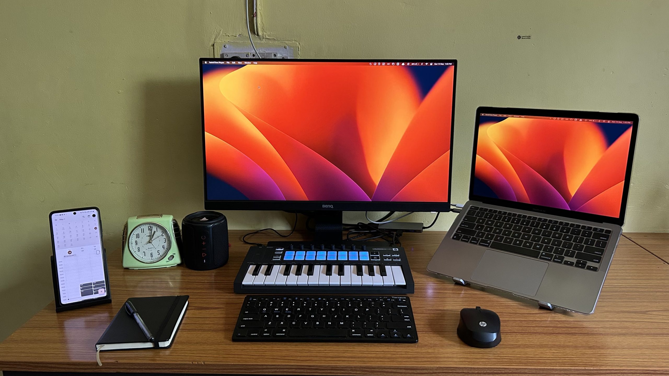 https://blog.chaitanyashahare.com/images/posts/desk-setup/setup.jpg