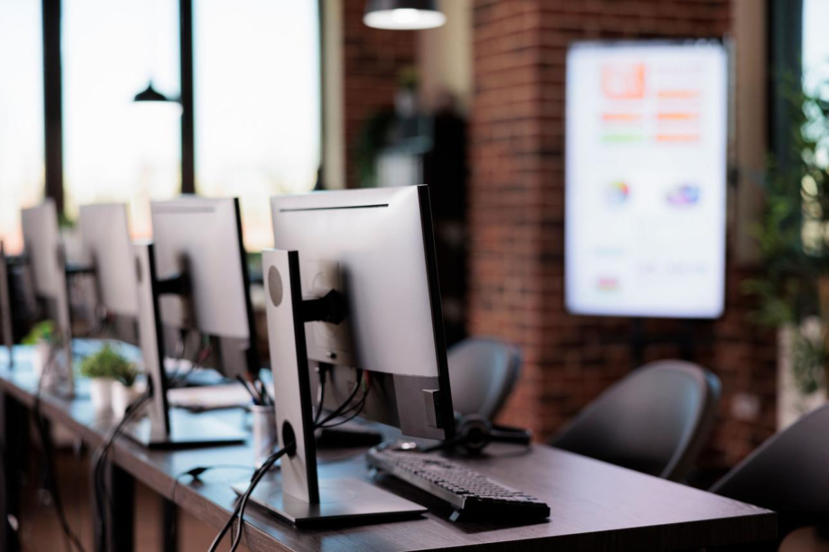 Dual Monitor Setup for Offices